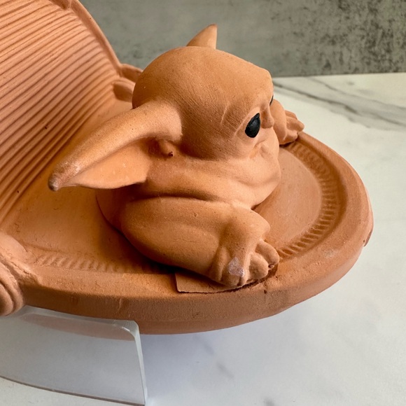 Chia Pet - Star Wars The Child Baby Yoda Floating Edition with Stand - Picture 8 of 11